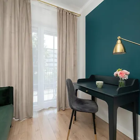 شقة Dark In Center With Desk And Balcony By Renters *