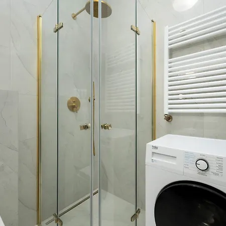 شقة Dark In Center With Desk And Balcony By Renters