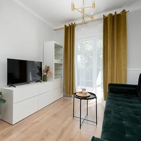 Dark In Center With Desk And Balcony By Renters شقة *