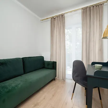 Dark In Center With Desk And Balcony By Renters شقة فروتسواف