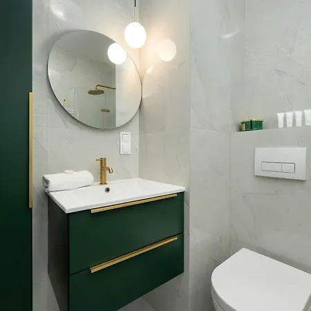 Dark In Center With Desk And Balcony By Renters דירה ורוצלב