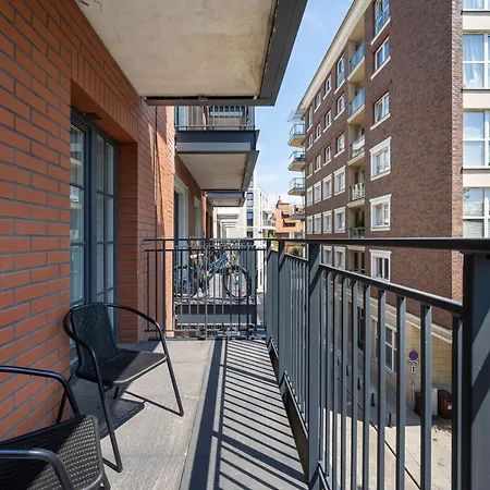 Dark In Center With Desk And Balcony By Renters ורוצלב