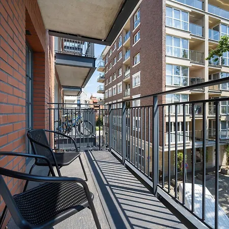 Dark In Center With Desk And Balcony By Renters ורוצלב